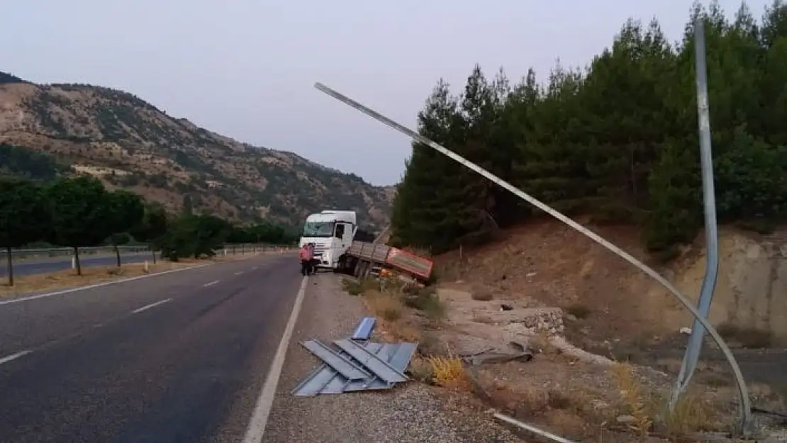 'Kontrolden çıkan tır şarampole girdi'