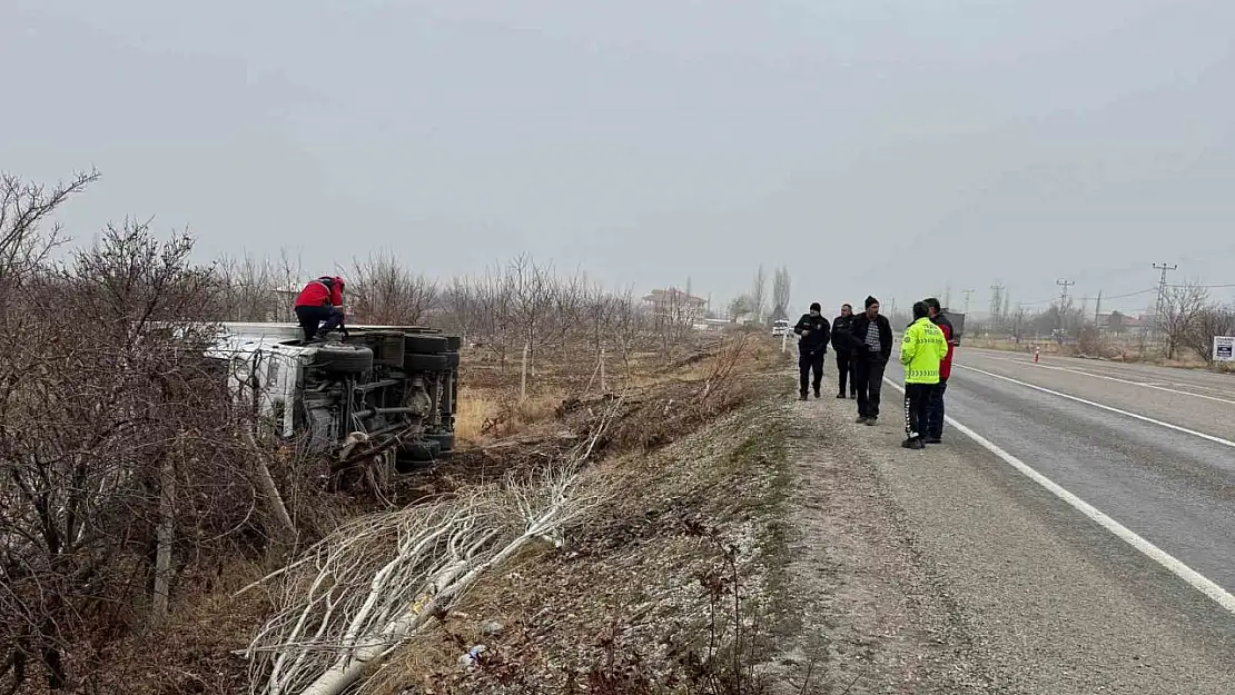 Kontrolden çıkarak devrilen kamyonun sürücüsü yaralandı