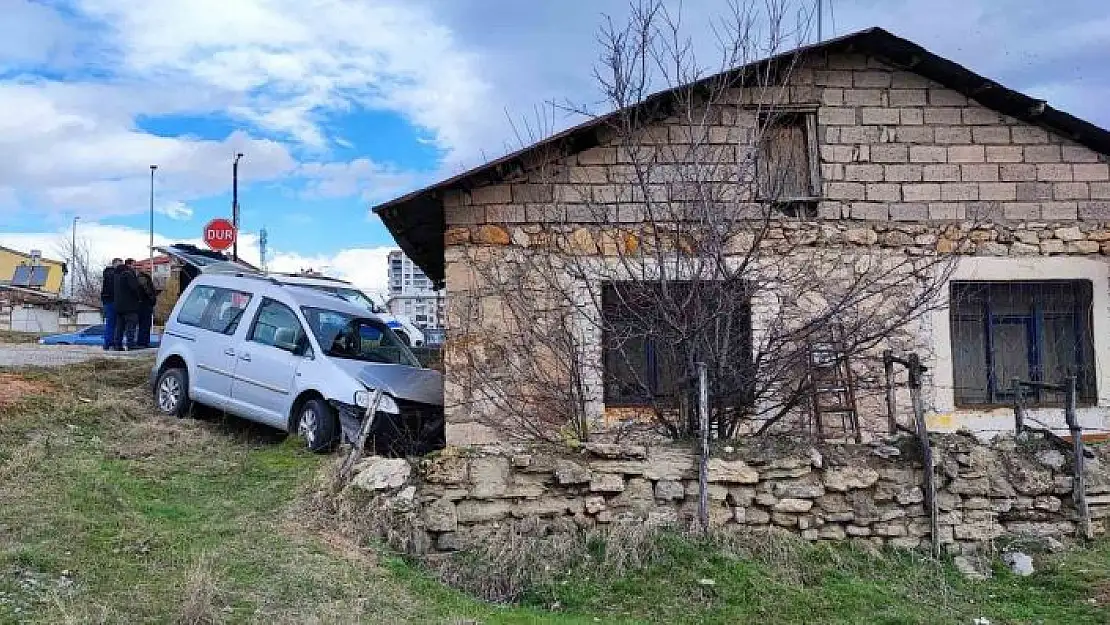 'Kontrolden çıkıp evin duvarına çarptı: 5´i çocuk 7 yaralı'