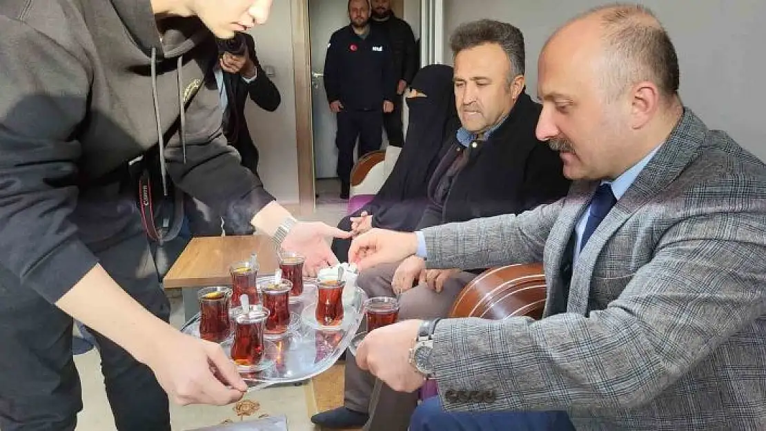 'Konuta yerleşen Adıyamanlı depremzede aile ilk misafirini ağırladı'