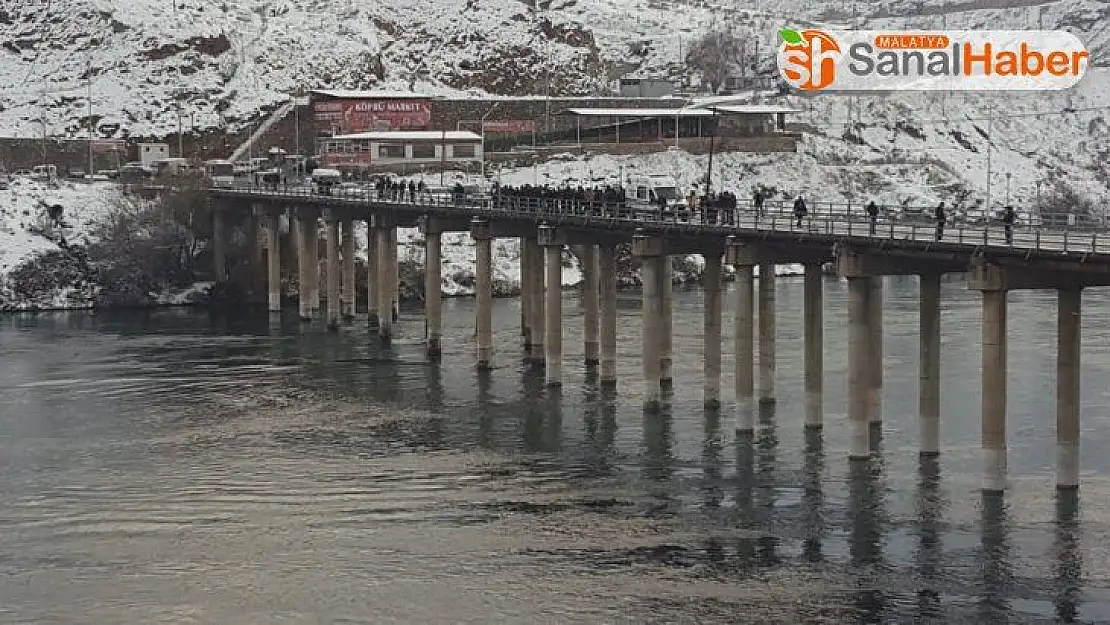 Köprü ayağına çarpan tekne battı:1 kayıp