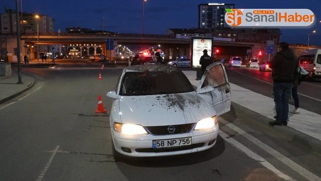 Köprünün altından geçerken aracının üzerine boru düştü