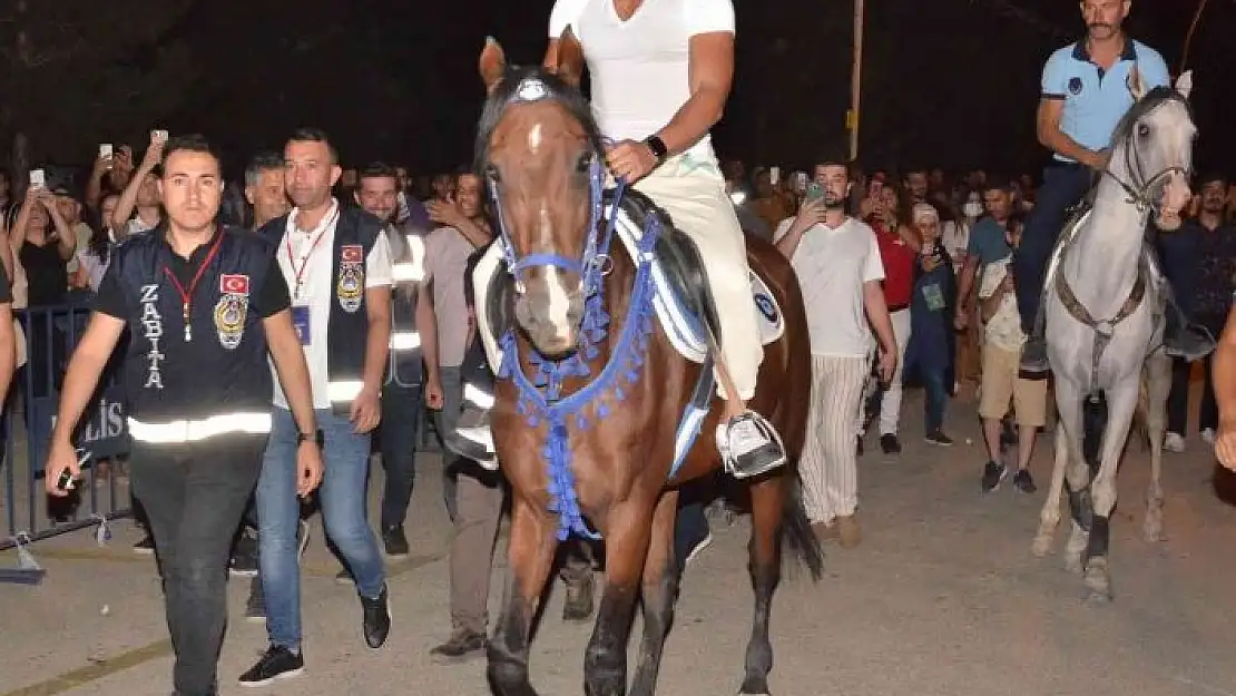 'Koray Avcı, sahneye atla geldi'