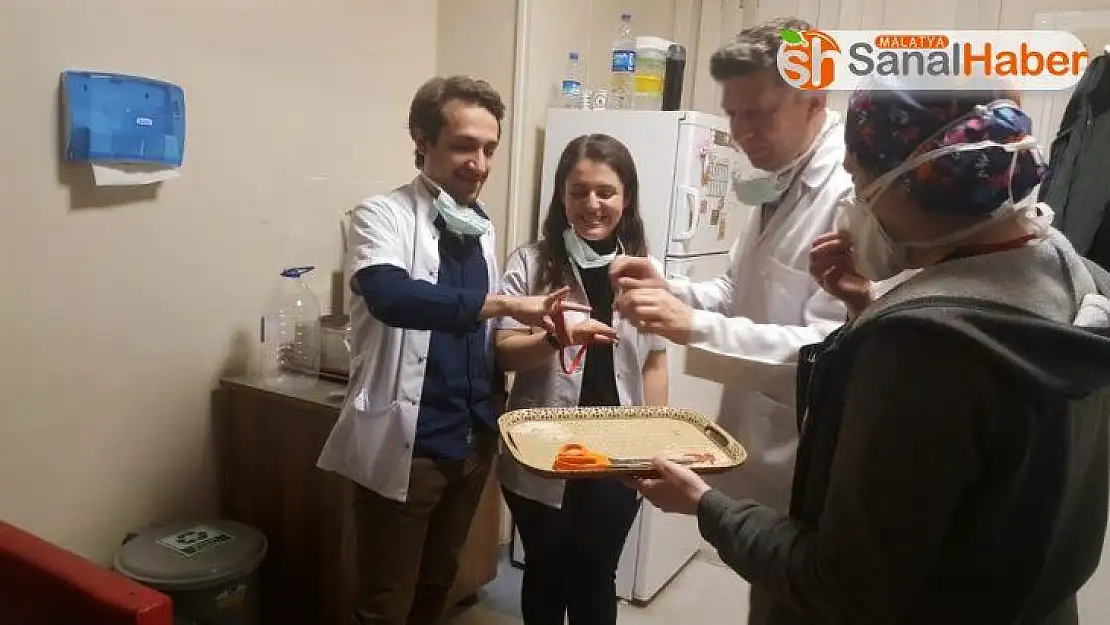 Korona mesaisi yapan doktor çift, acil serviste nişanlandı