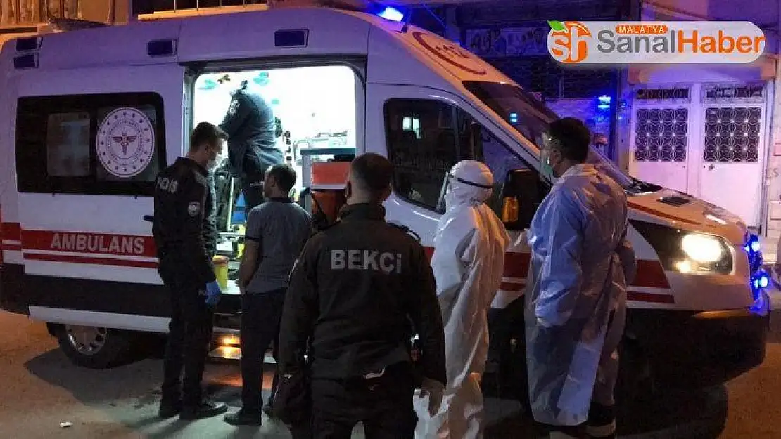 Korona şüphelisi evinden çıktı,  polis yakalayıp hastaneye götürdü
