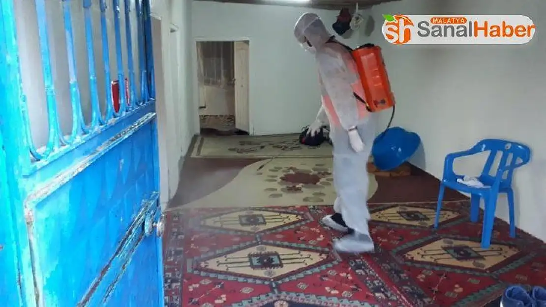 Korona virüs testi pozitif çıkan ailelerin evleri dezenfekte edildi
