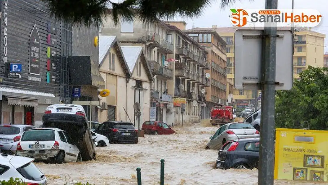 Korsika'da şiddetli yağış etkili oldu, caddeler göle döndü