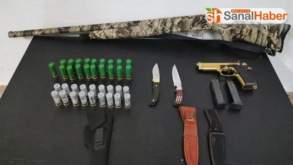 Kovalamaca sonucu yakalanan araçta silahlar ve bıçaklar ele geçirildi