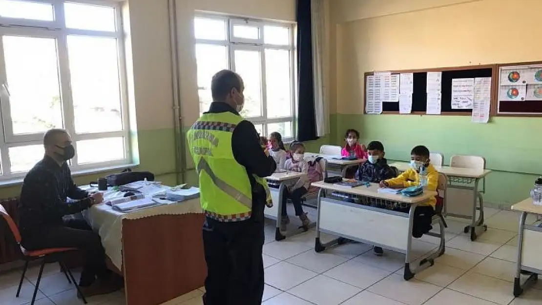 'Köy köy gezip miniklere trafik eğitimi veriyorlar'