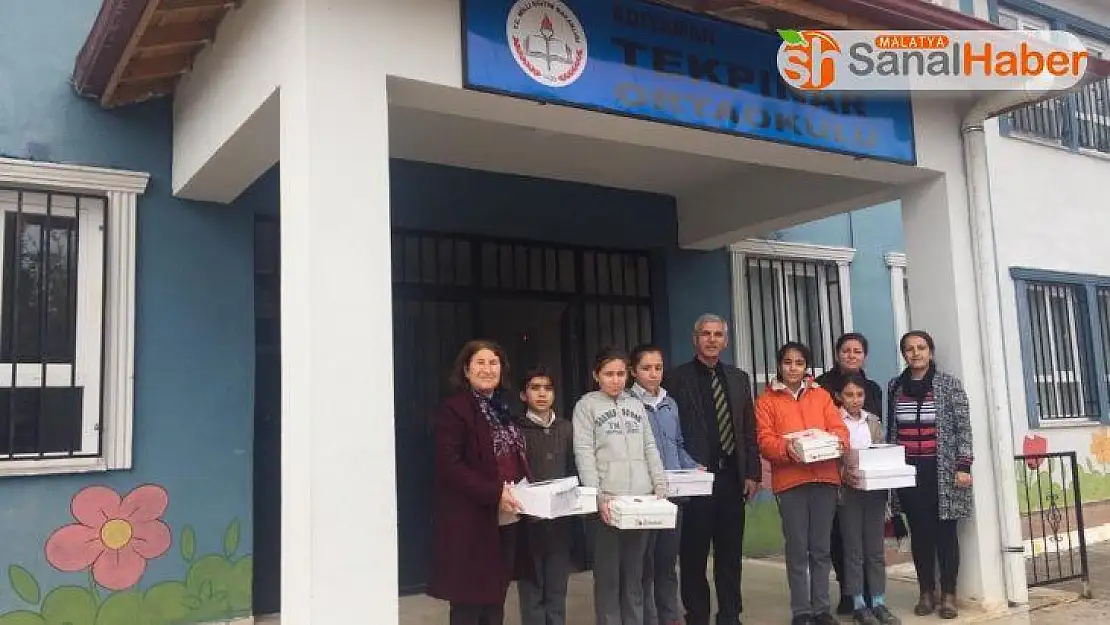 Köy okulu öğrencilerine kışlık ayakkabı dağıtıldı