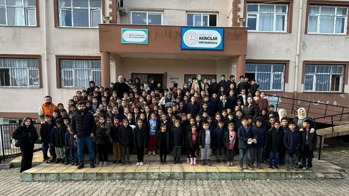 'Köy okulu öğrencilerine mont yardımı'