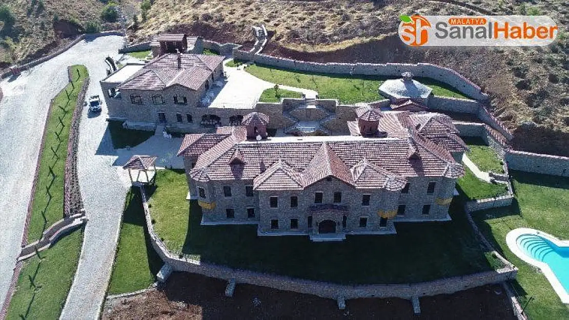 Köye saray gibi otel