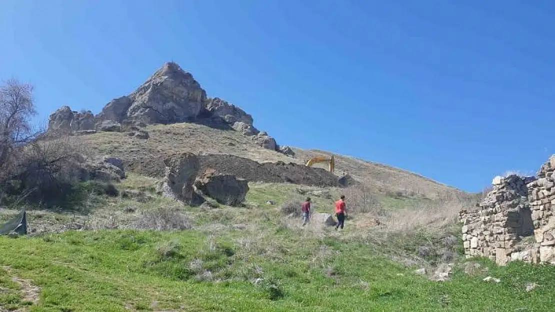 'Köyü tehdit eden kayalara hendekli çözüm'