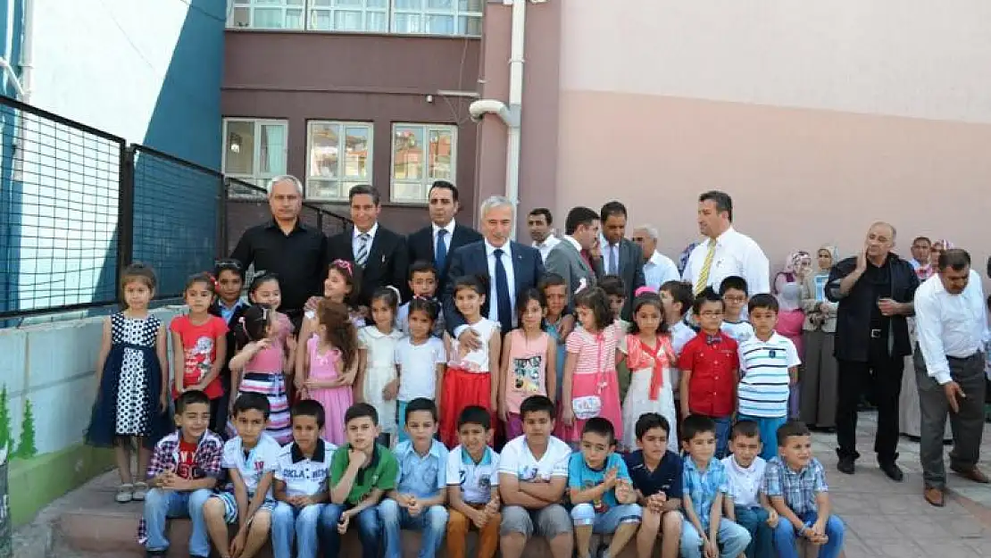 VALİ KAMÇI ÇOCUKLARIN KARNE SEVİNCİNE ORTAK OLDU