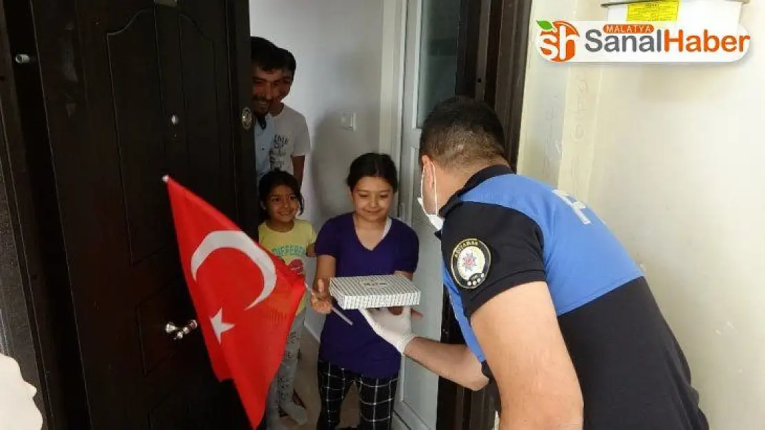 Küçük çocuğun şeker mutluluğu yürekleri ısıttı