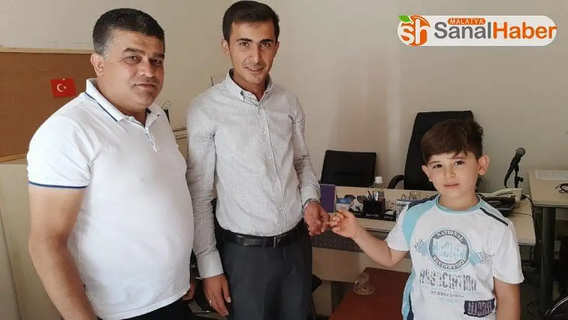 Küçük çocuk düğünde bulduğu altın kolyeyi sahibine teslim etti