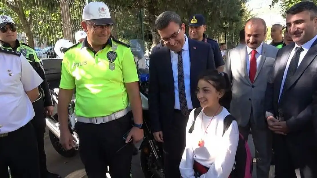 'Küçük kız ''hangi kanalda çıkacağız'' diye sordu vali ''Sen hangisini istersen'' dedi'