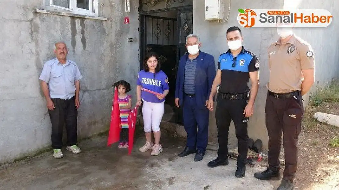 Küçük kıza polislerden sürpriz