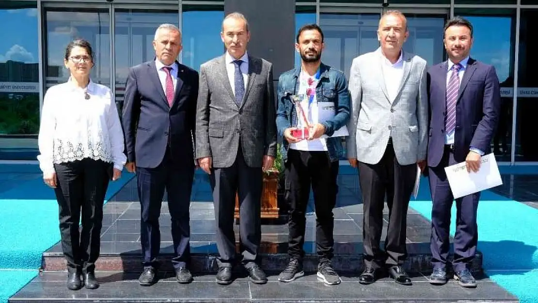 'Kupaları Rektör Yıldız´a verdiler'