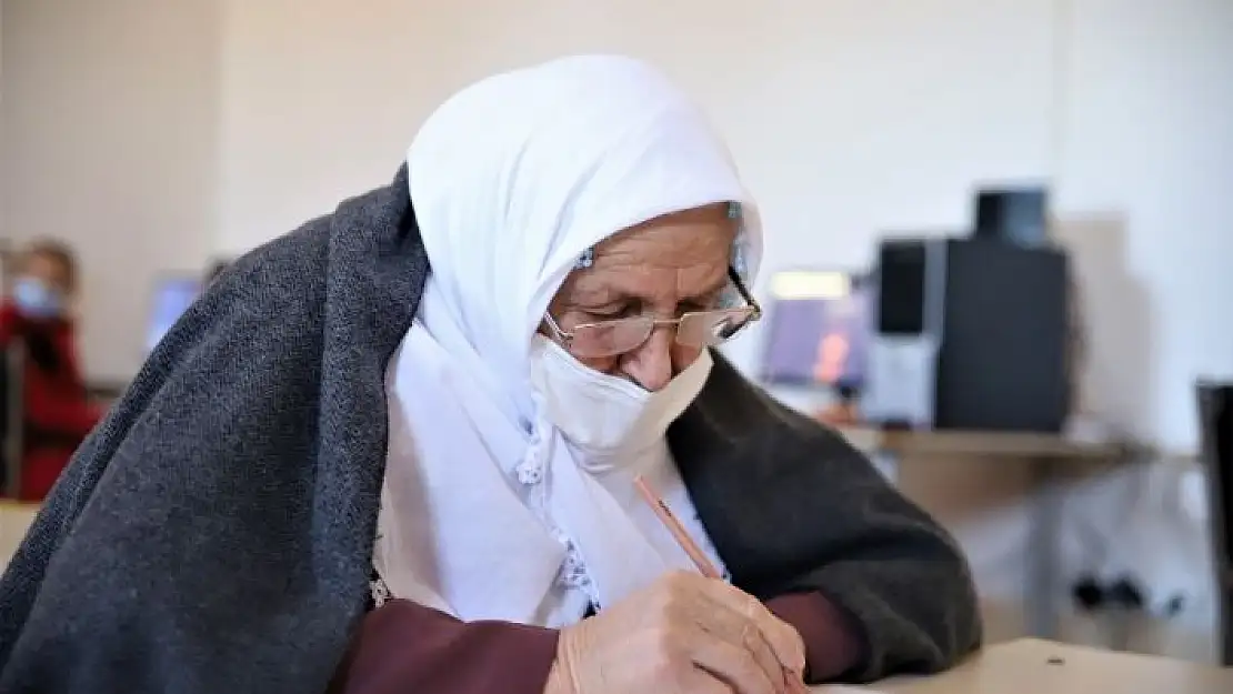'Kur´an-ı Kerim okumak için 70 yaşında okuma yazma öğreniyor'