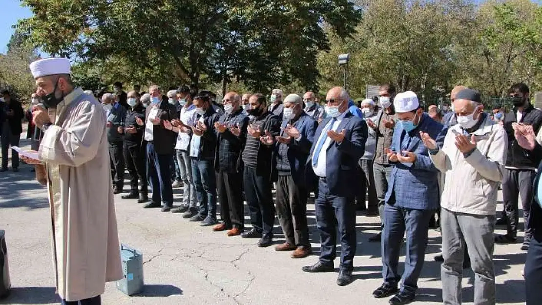 'Kuraklığın etkisini gösterdiği Elazığ´da vatandaşlar yağmur duasına çıktı'