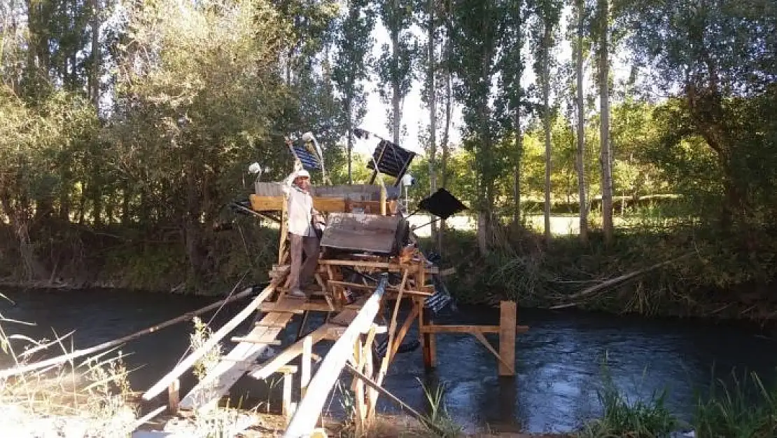 'Kurduğu ilginç düzenekle tarlasını suladı'