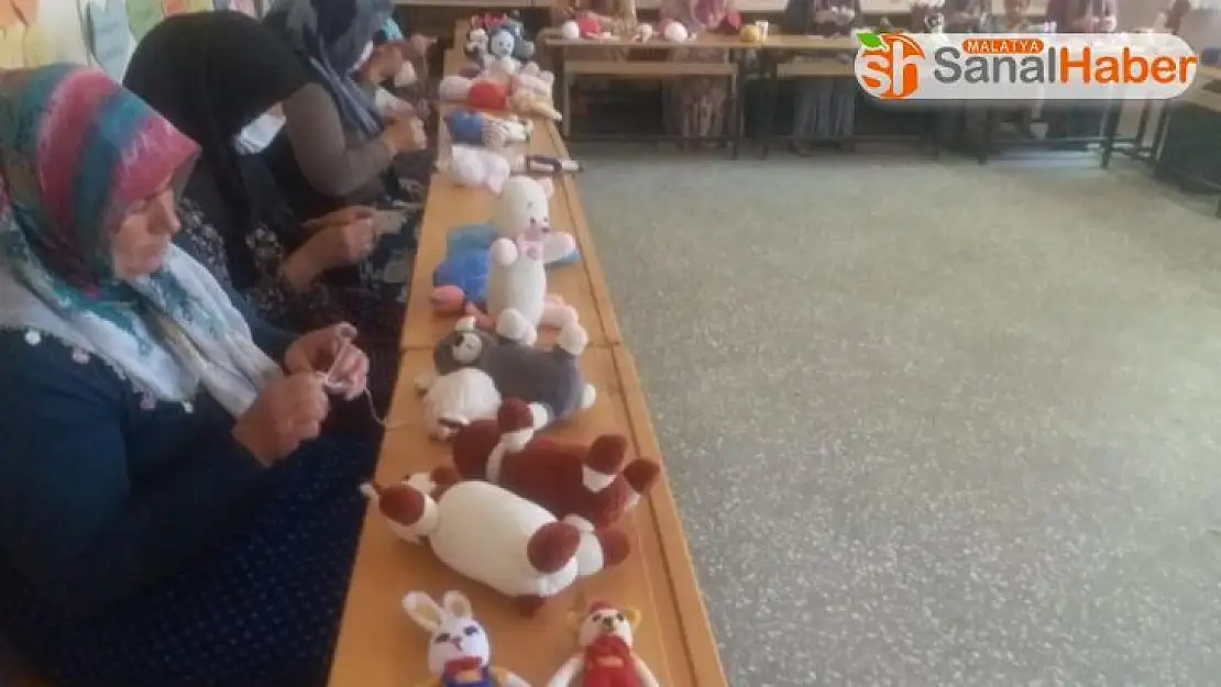 Kursiyerlerden ana sınıfı öğrencilerine örgü oyuncak