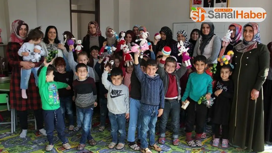 Kursiyerlerden ana sınıfı öğrencilerine oyuncak