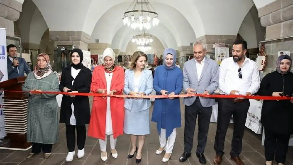 'Kursiyerlerin el emeği ürünleri Kervansaray´da sergileniyor'