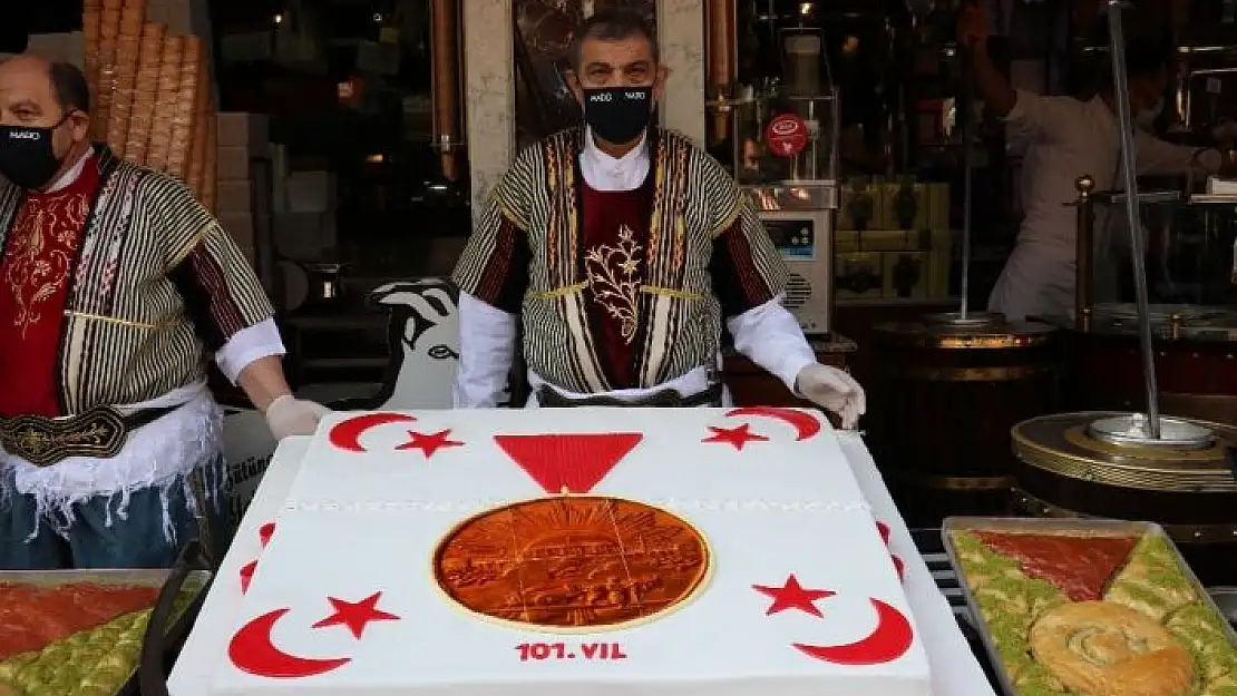 'Kurtuluşa özel 150 kilogramlık madalyalı dev pasta'