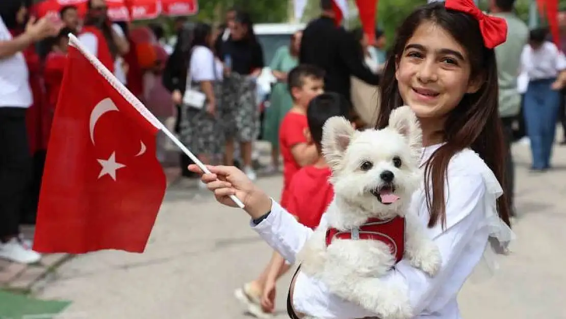 'Kurulan 23 Nisan Sokağında çocuklar şiir okudu, halay çekti'