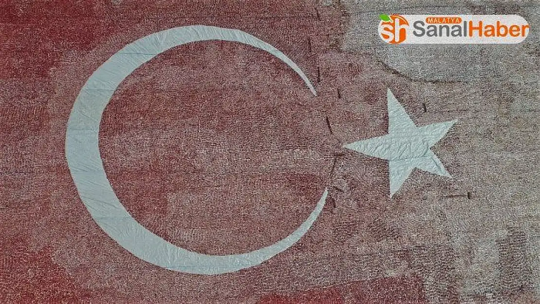 Kurutmaya bırakılan domateslerle 'Ay-Yıldız' oluşturdular