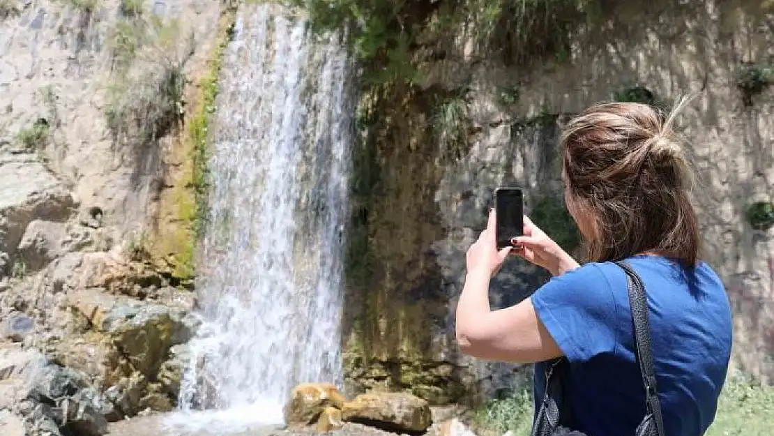 'Kuruyan şelale yağmur sularıyla birlikte yeniden canlandı'