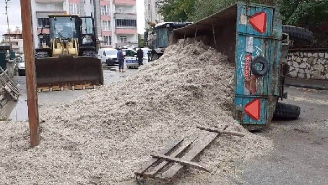 'Küspe yüklü römork, saplandığı çukurdan çıkarılırken devrildi'