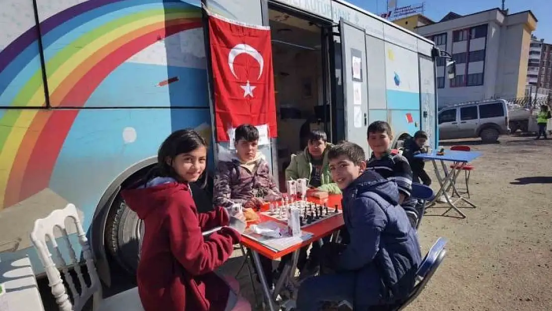 'Kütüphaneciler deprem bölgesinde çocukları neşelendiriyor'