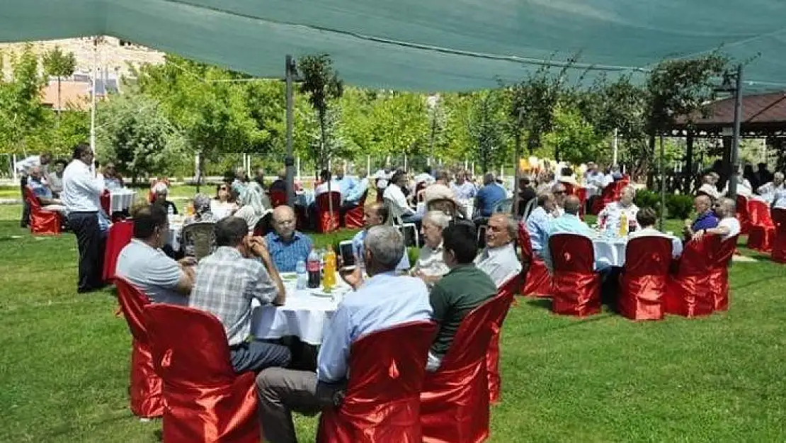 Lise arkadaşları yıllar sonra bir araya geldi