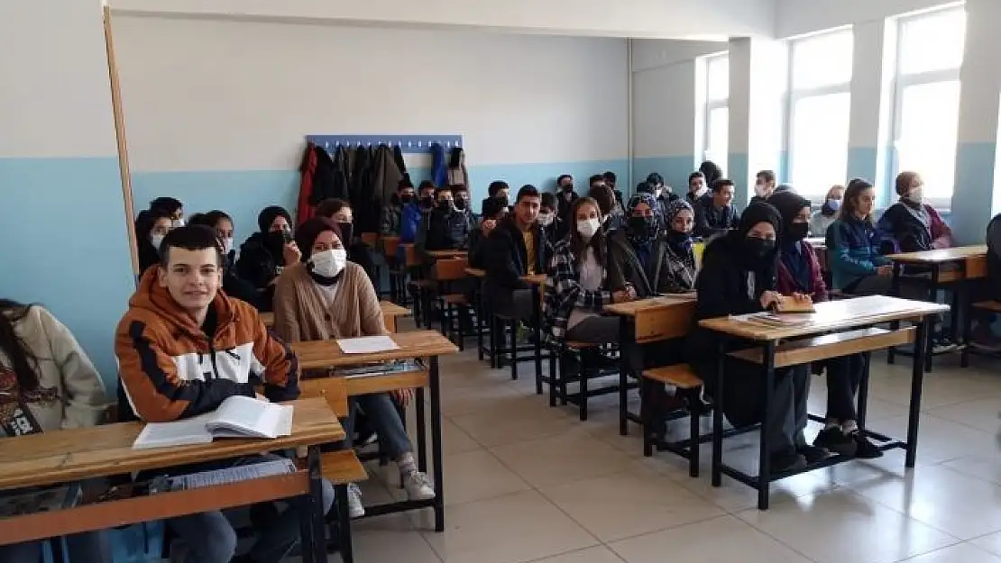 'lise öğrencilerine Medya Okuryazarlığı semineri'
