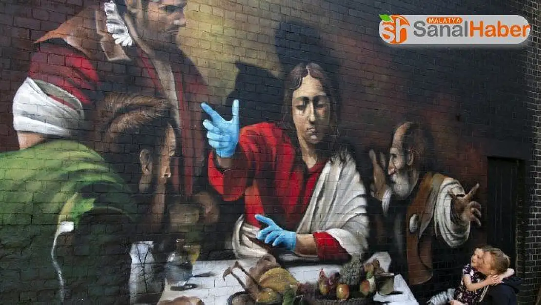 Londra'da duvara çizilen resme maske ve eldiven takviyesi