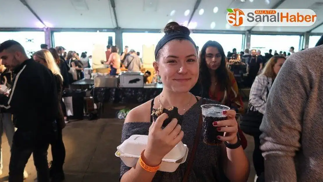 Londra'da siyah yemek festivaline yoğun ilgi