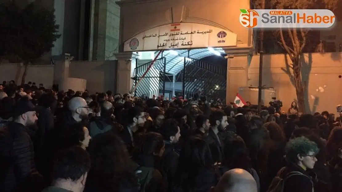 Lübnan'da polis ve göstericiler arasında arbede: 35 yaralı