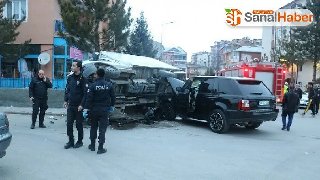 Lüks cipin çarptığı kamyon devrildi: 2 yaralı