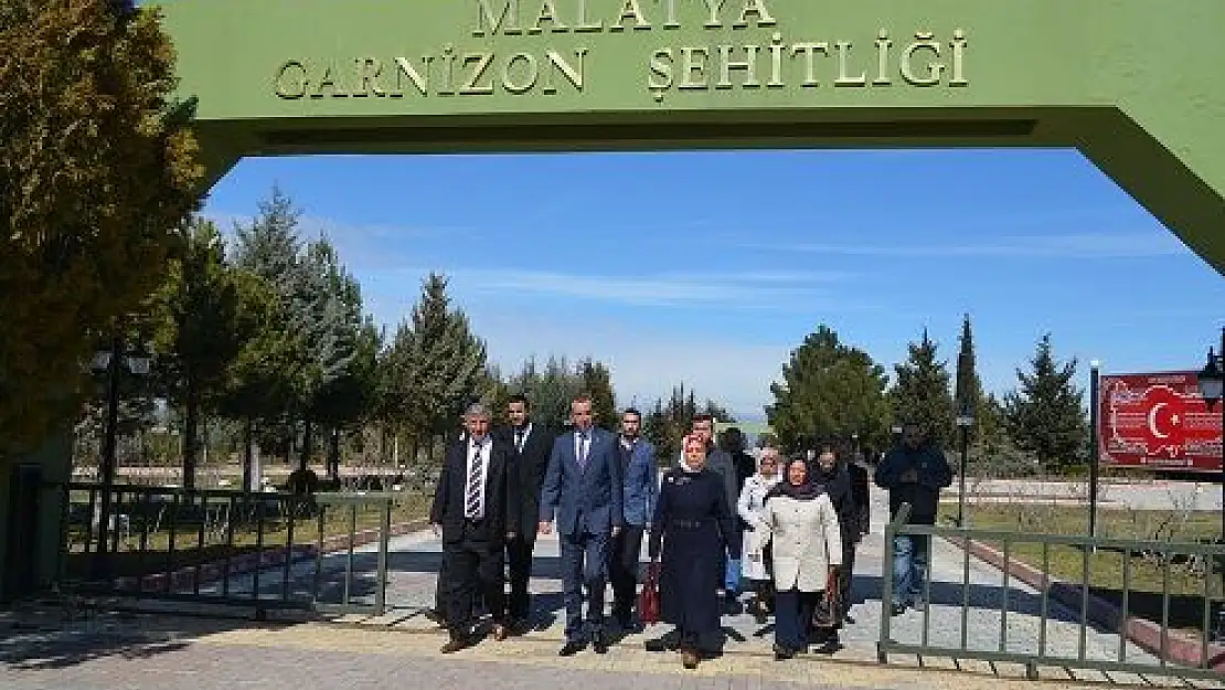MHP BATTALGAZİ İLÇE TEŞKİLATI ŞEHİTLİĞİN ZİYARETTE BULUNDU 