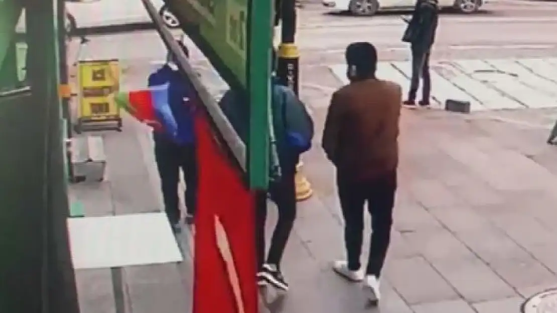 '''Mahallemde başka bayrak istemiyorum'' dedi, yaptığıyla hayrete düşürdü'