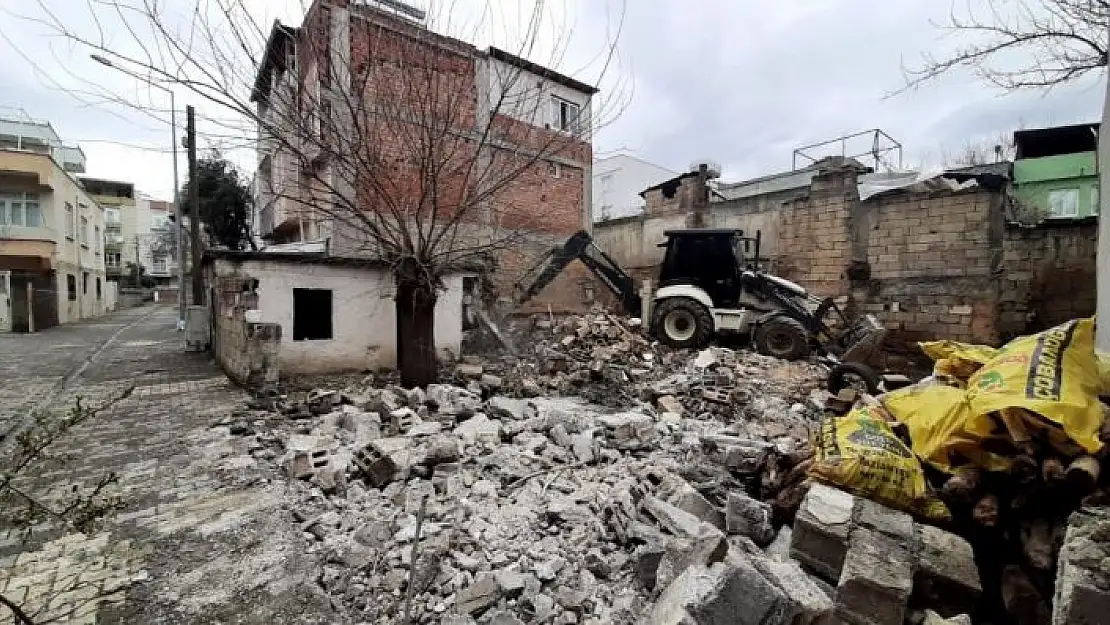 'Mahallenin huzur ve güvenliği için metruk bina yıkıldı'