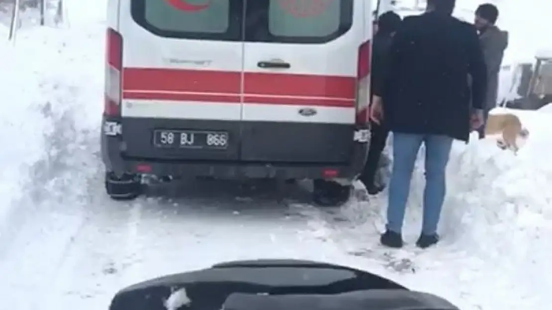 'Mahsur kalan ambulansı iş makinesi'