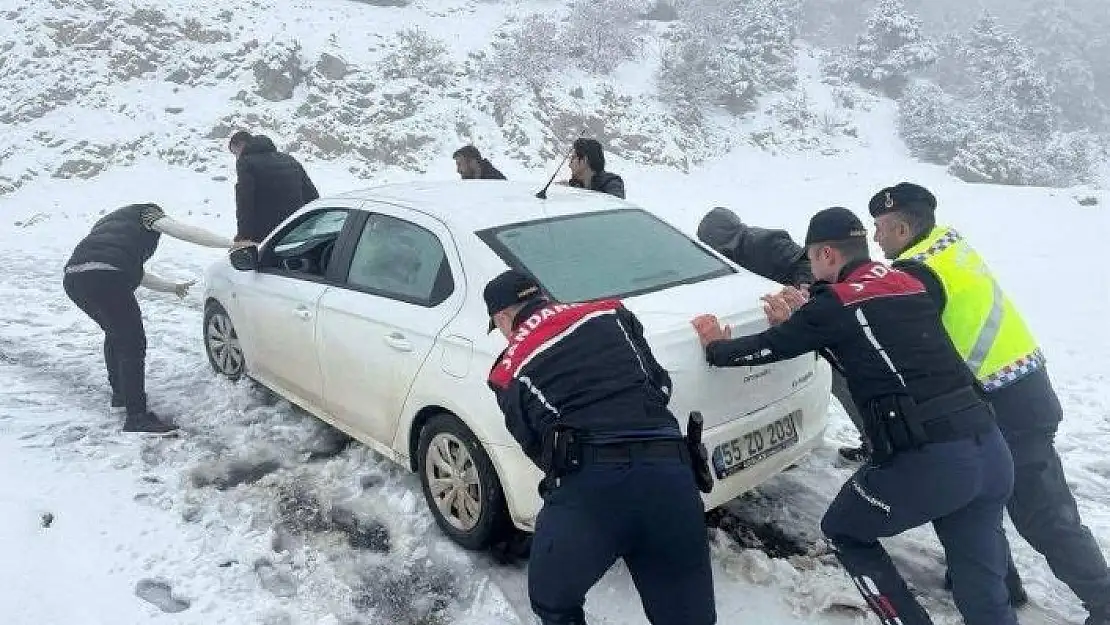 'Mahsur kalan öğretmenleri jandarma kurtardı'