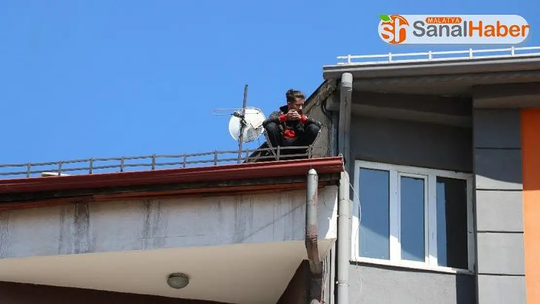 Mahsur kaldığı çatıda bağdaş kurarak kurtarılmayı bekledi, kimse çatıya neden çıktığını anlayamadı