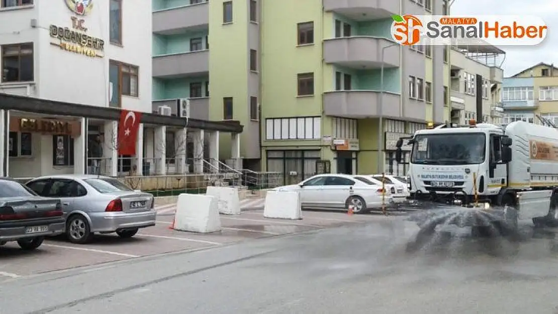 Malatya Büyükşehir Belediyesi ilçelerde de dezenfekte yapıyor