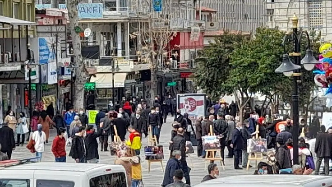 'Malatya caddelerinde aylar sonra hafta sonu insan yoğunluğu'