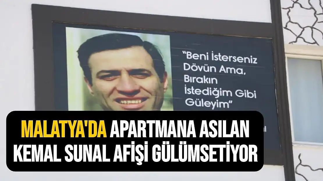 Malatya'da Apartmana asılan Kemal Sunal afişi gülümsetiyor